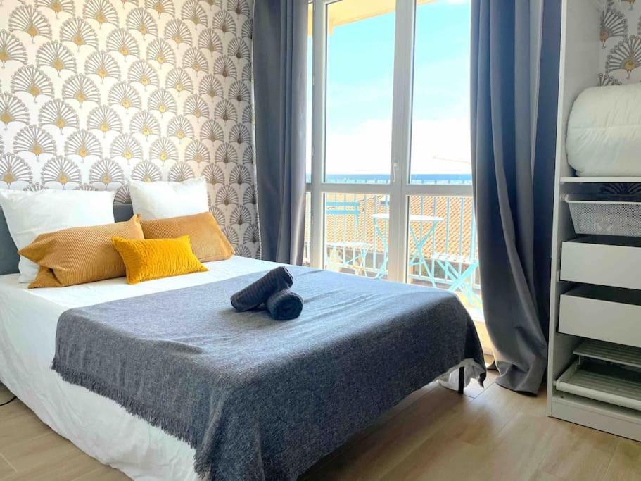 - une chambre avec un lit et 2 serviettes dans l'établissement Le Jolimont T4 et vues spectaculaires sur la ville, à Toulouse
