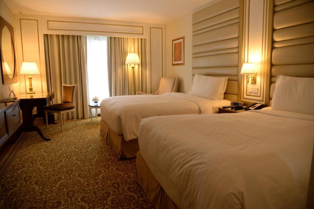 En eller flere senge i et værelse på Karachi Marriott Hotel