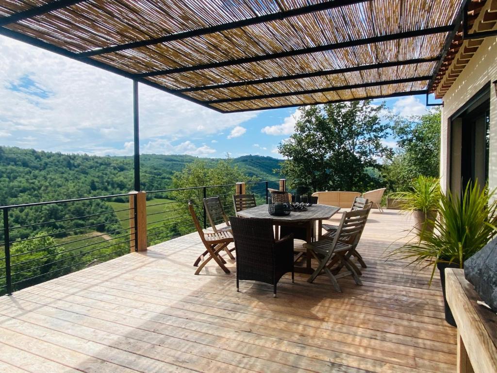 a patio with a table and chairs on a deck at Superbe Villa en Provence 85 m2 in Puimichel