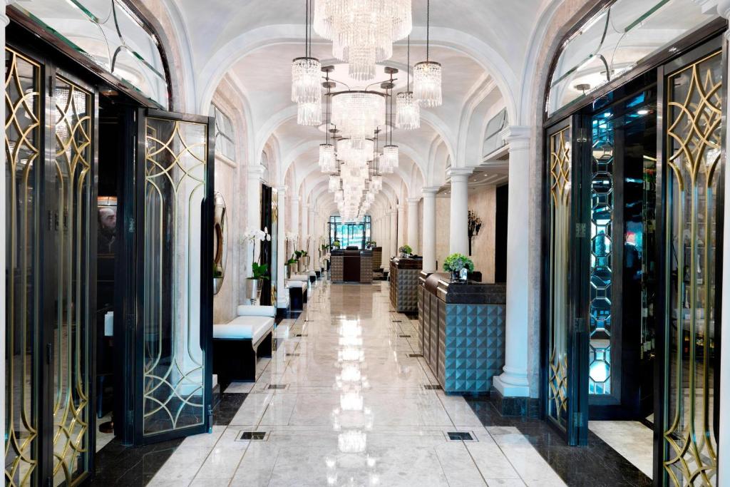 un corridoio in un edificio con lampadario pendente di The Wellesley, a Luxury Collection Hotel, Knightsbridge, London a Londra