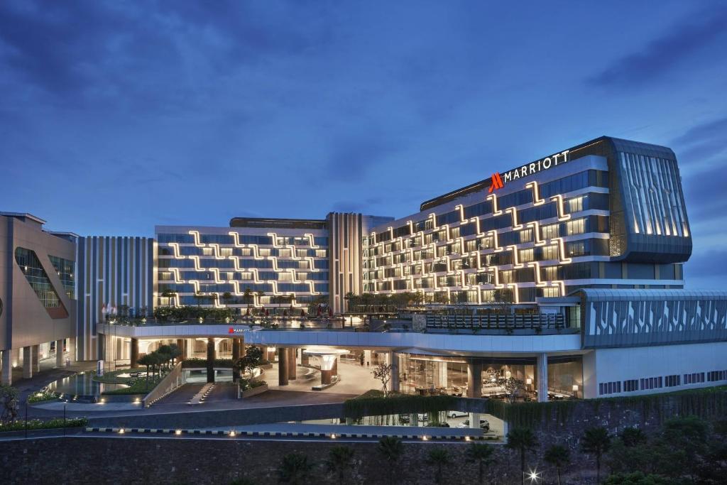 een weergave van een hotel met een verlicht gebouw bij Yogyakarta Marriott Hotel in Yogyakarta