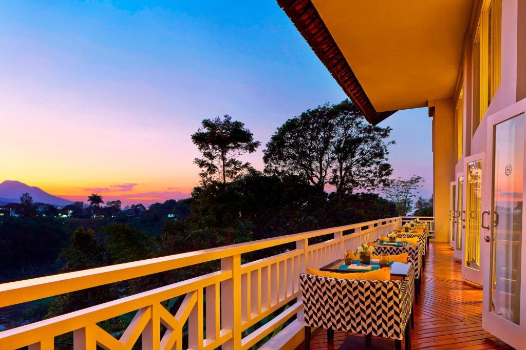 Rõdu või terrass majutusasutuses Sheraton Bandung Hotel & Towers