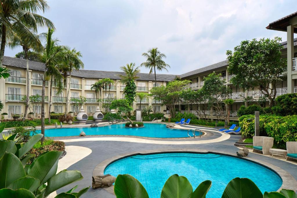 an image of the pool at the resort at Sheraton Bandung Hotel & Towers in Bandung