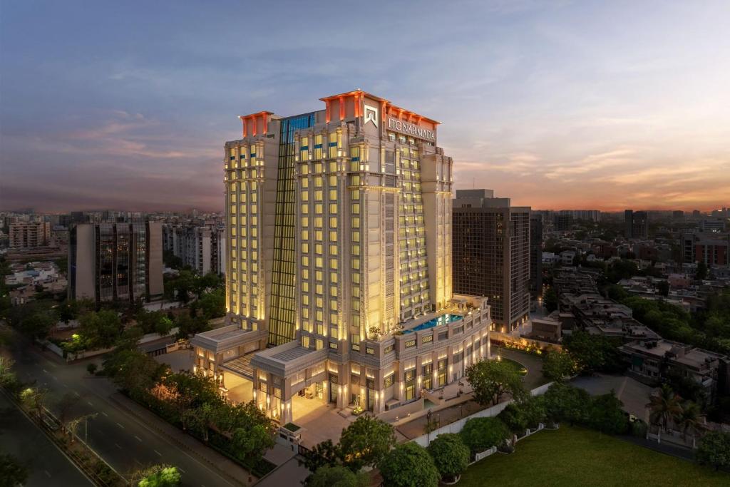 una vista aérea de un edificio alto en una ciudad en ITC Narmada, a Luxury Collection Hotel, Ahmedabad, en Ahmedabad