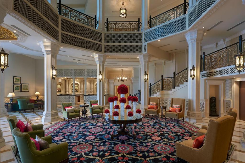 eine Lobby eines Hotels mit einer großen Lobby mit Sofas in der Unterkunft ITC Grand Bharat, a Luxury Collection Retreat, Gurgaon, New Delhi Capital Region in Gurgaon