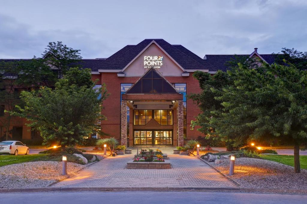 un edificio con un cartel en la parte delantera en Four Points by Sheraton St. Catharines Niagara Suites, en Thorold