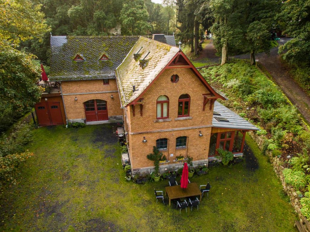 - une vue aérienne sur une maison avec une cour dans l'établissement Kutscherhaus am Weiher, à Hundsdorf