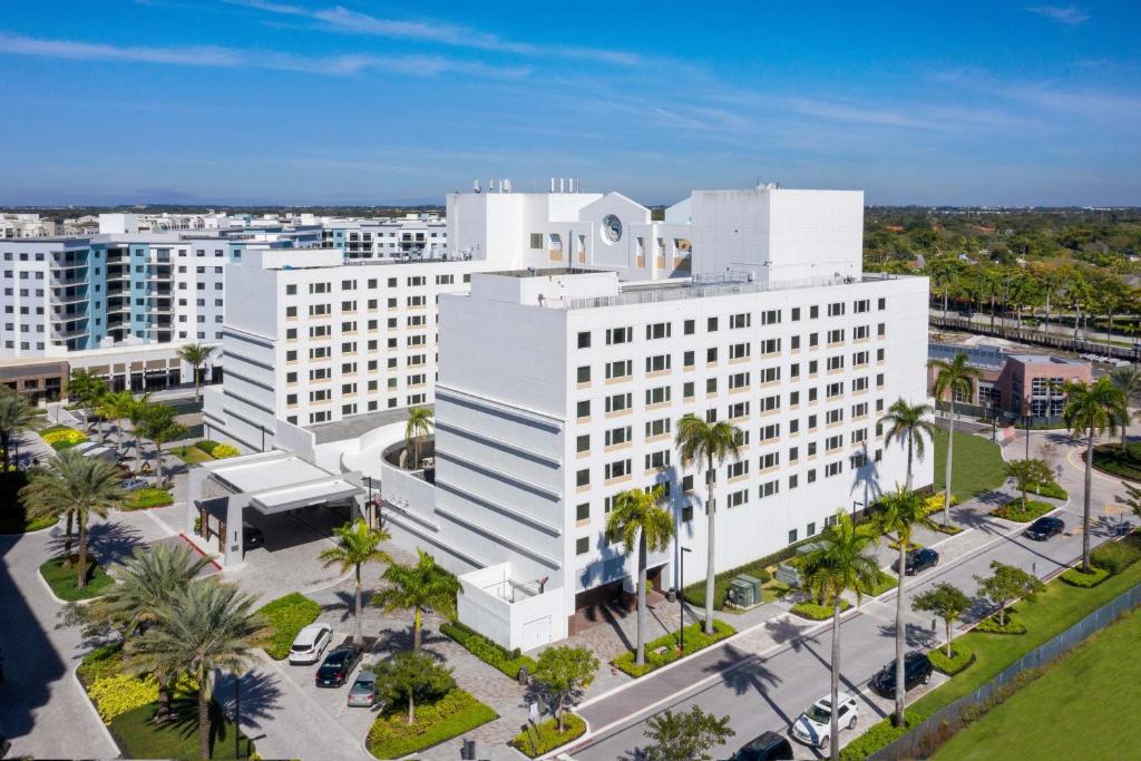 una vista aérea de un gran edificio blanco en Sheraton Suites Fort Lauderdale Plantation, en Plantation