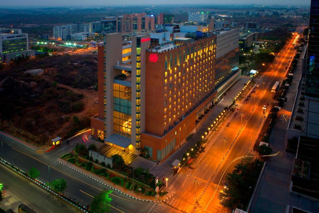 un edificio con un reloj rojo al costado. en Sheraton Hyderabad Hotel en Hyderabad