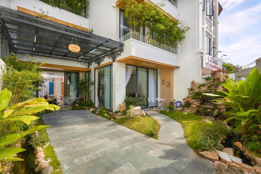 an external view of a house with a walkway at Truc Home in Danang