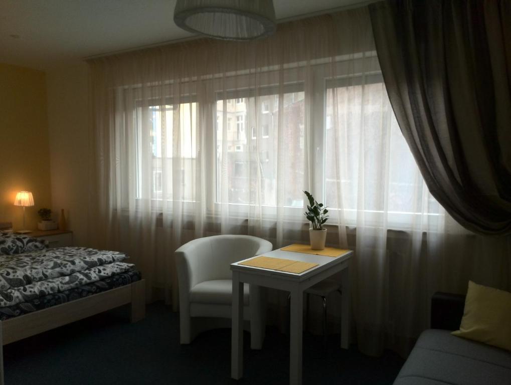 ドルトムントにあるアパートメント イン ザ センターのベッドルーム1室(ベッド1台、テーブル、窓付)