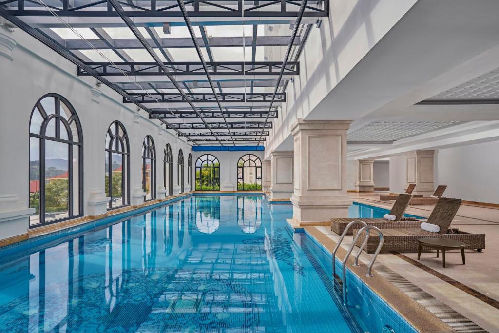 Bazén v ubytování Four Points by Sheraton Lang Son nebo v jeho okolí