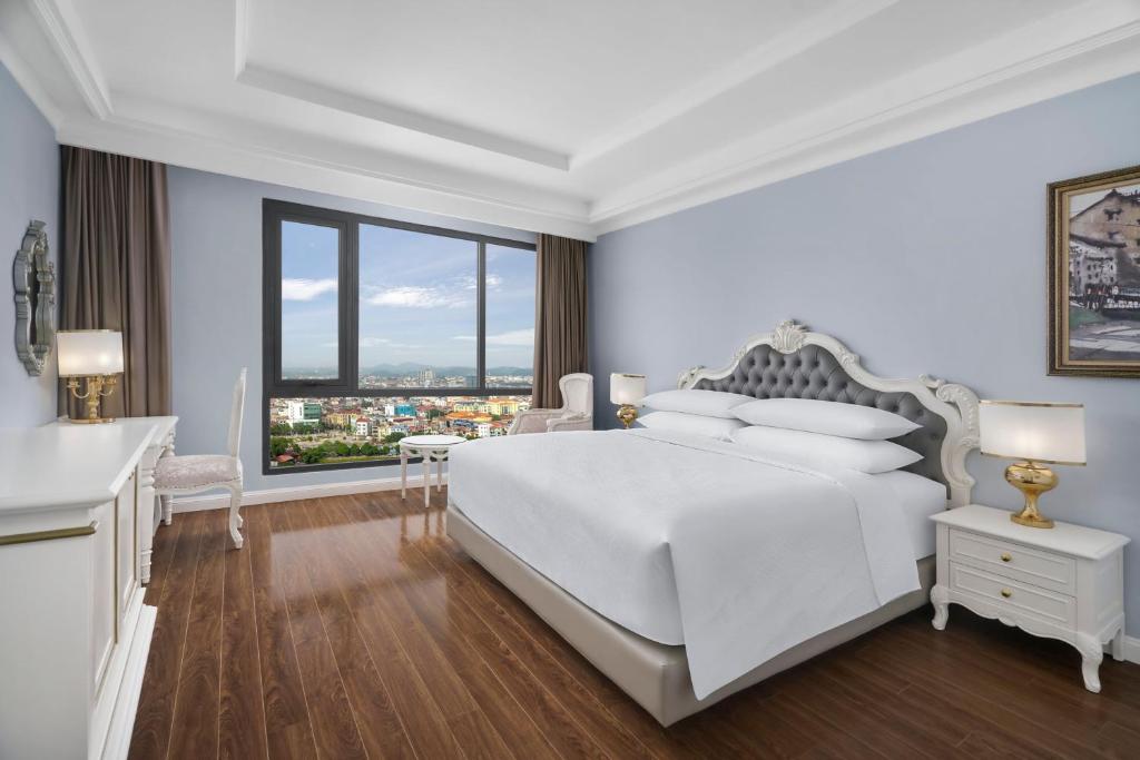 Postel nebo postele na pokoji v ubytování Four Points by Sheraton Lang Son