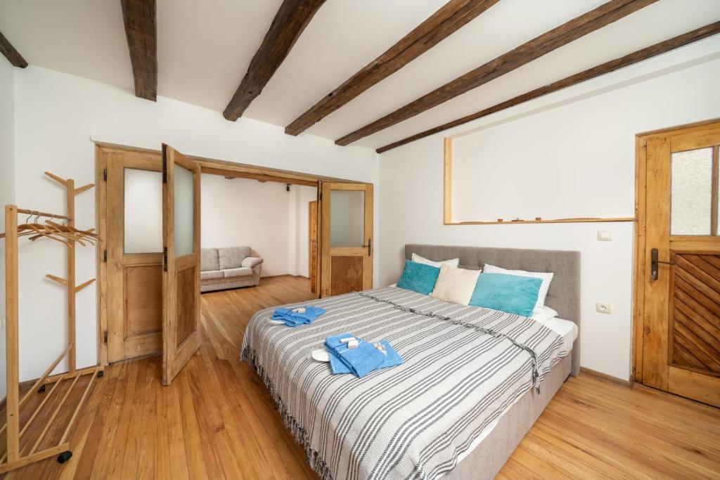 1 dormitorio con 1 cama grande con almohadas azules en Къща за гости Остриля en Cherni Vit