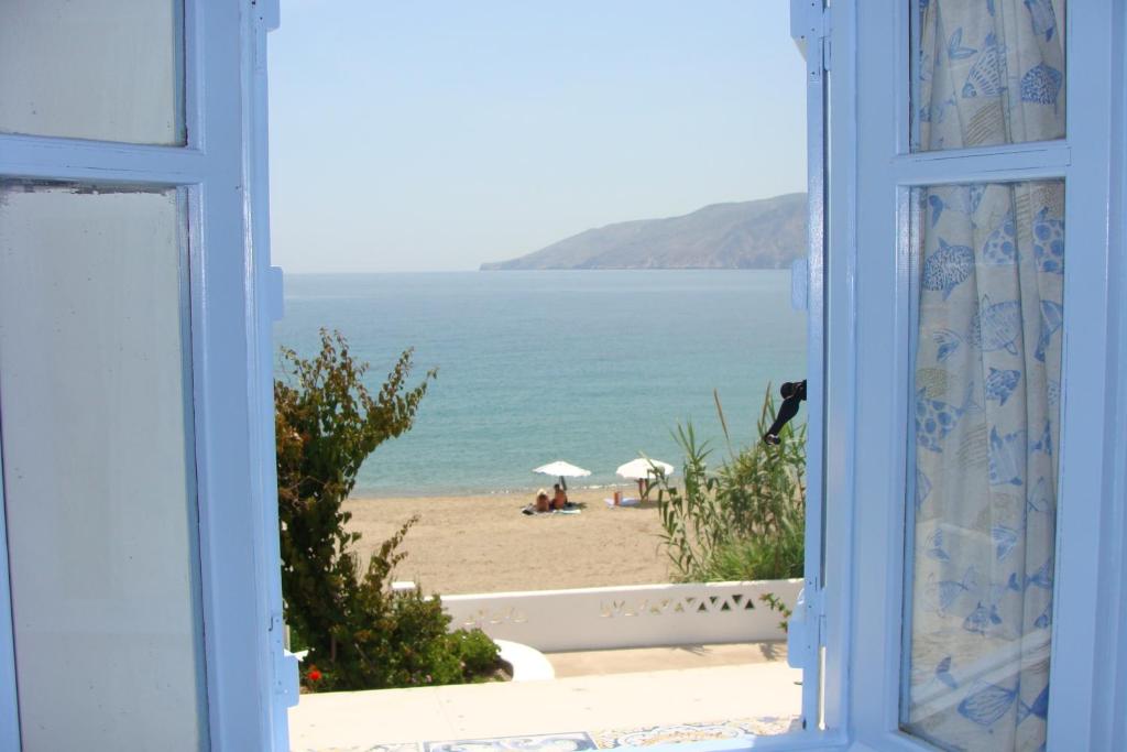- une vue sur la plage depuis une fenêtre ouverte dans l'établissement ΠΑΡΑΘΙΝ ΑΛΟΣ 2, à Skiros