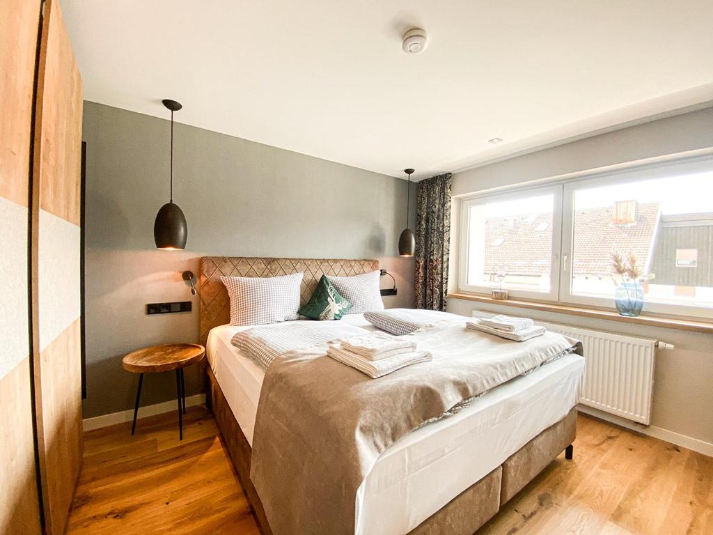 um quarto com uma cama grande e uma janela em Bergidyll em Oberstaufen