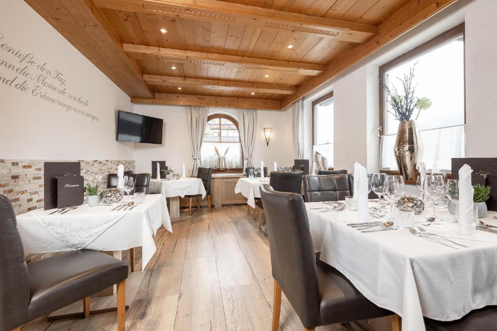 TV a/nebo společenská místnost v ubytování Hotel Alphof Stubaital