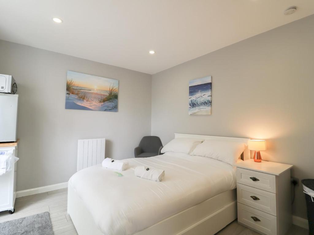 Modern Room with Private Outdoor space Pass The Keys في جوسفورث: غرفة نوم مع سرير ومكتب مع مصباح