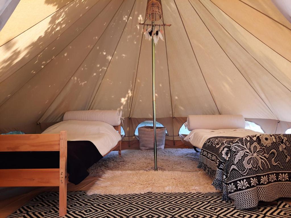 een kamer met 2 bedden in een tent bij Tente de Luxe, dans la nature, La Chaise - Planchez, Anost, Lac des Settons in Planchez