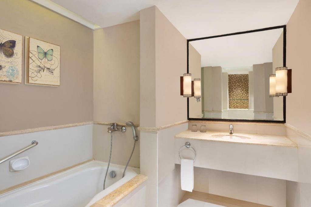 Koupelna v ubytování Mustika Yogyakarta Resort and Spa