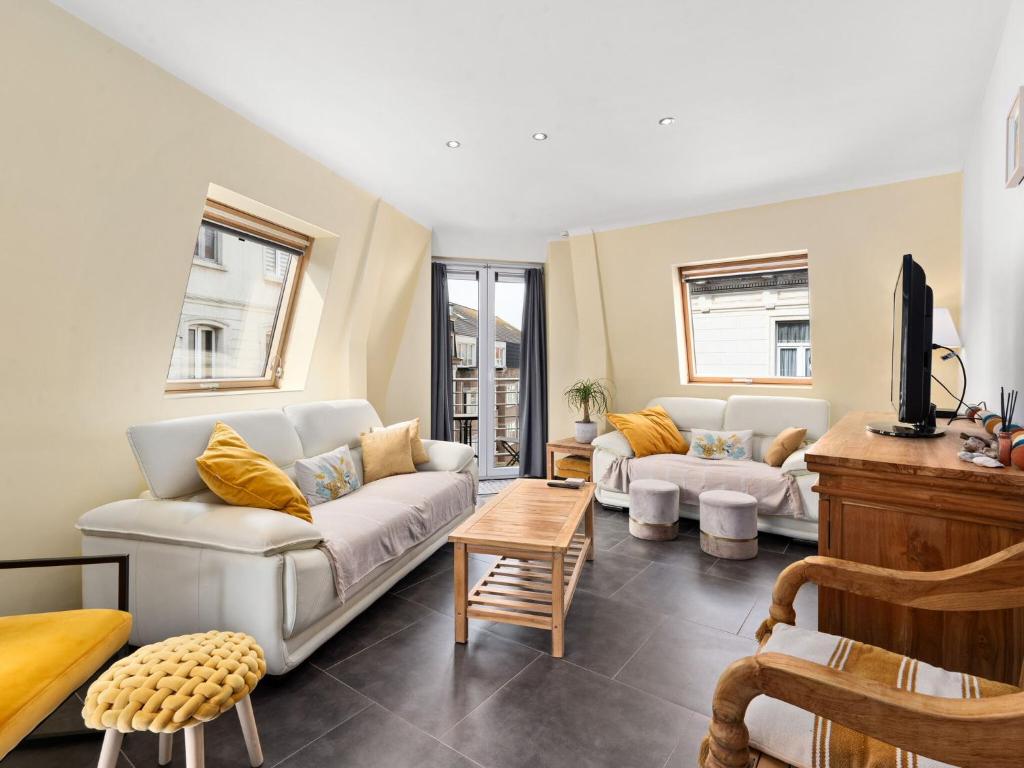 ein Wohnzimmer mit 2 Sofas und einem TV in der Unterkunft Costanza 3 1 3 bedrooms on floor 3 in Blankenberge