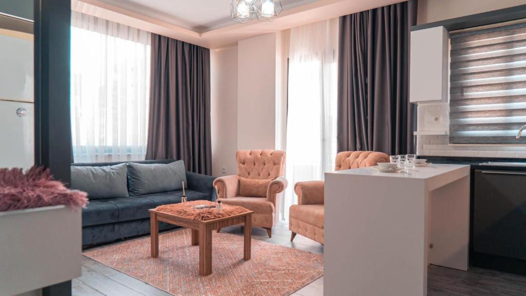 ein Wohnzimmer mit einem Sofa und einem Tisch in der Unterkunft Kardinia Hotel in Mezitli