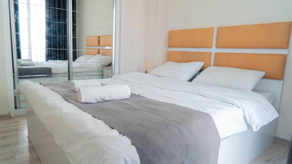 Postel nebo postele na pokoji v ubytování Kardinia Hotel