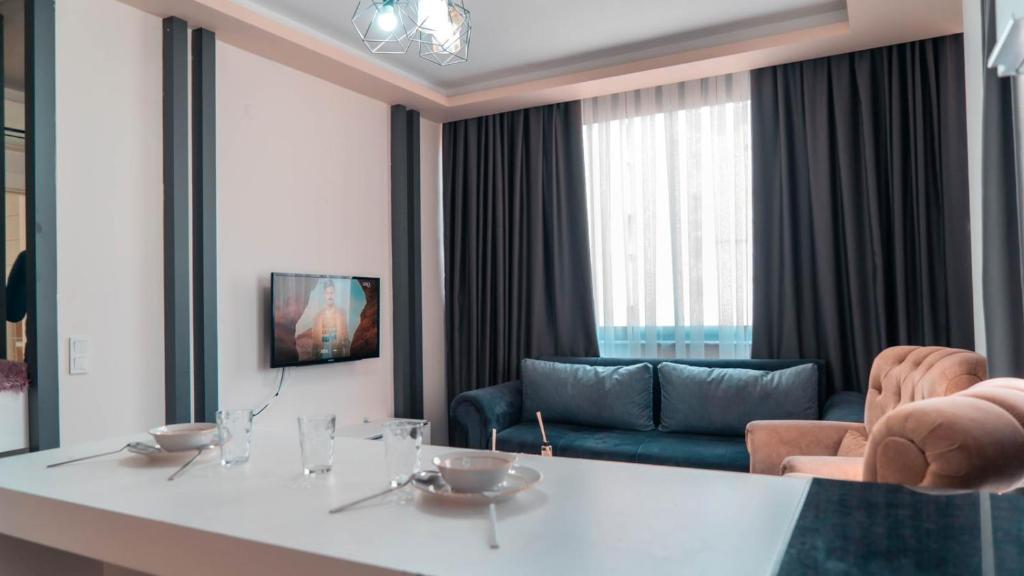 TV a/nebo společenská místnost v ubytování Kardinia Hotel
