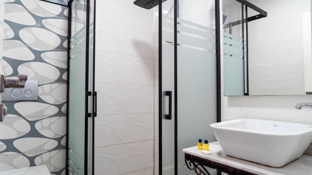 Koupelna v ubytování Kardinia Hotel