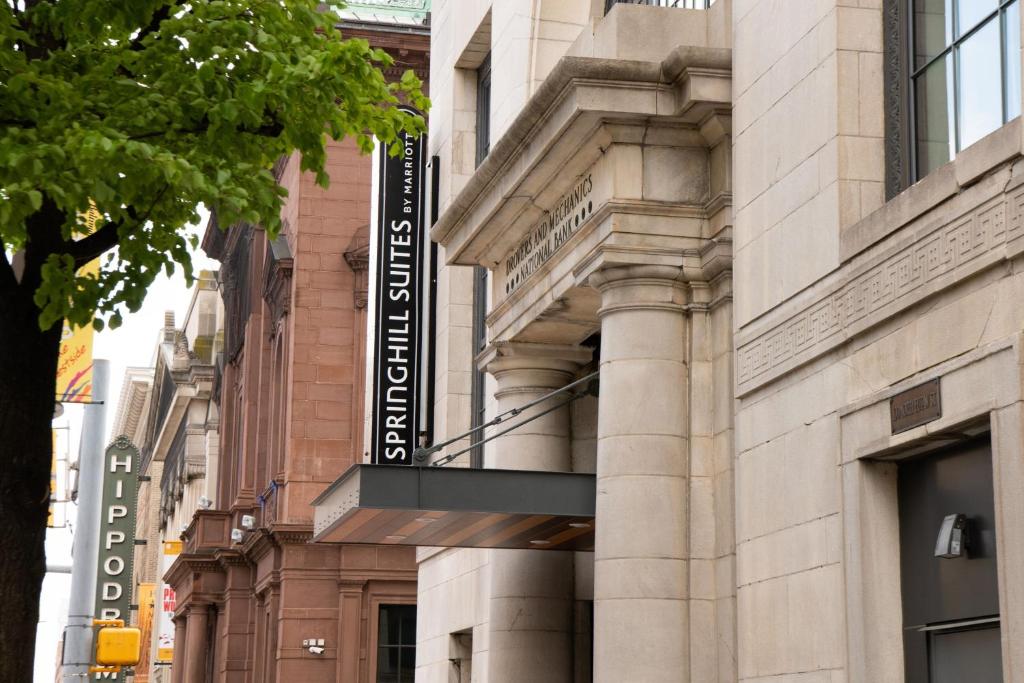 un bâtiment avec un panneau sur son côté dans l'établissement SpringHill Suites by Marriott Baltimore Downtown Convention Center Area, à Baltimore