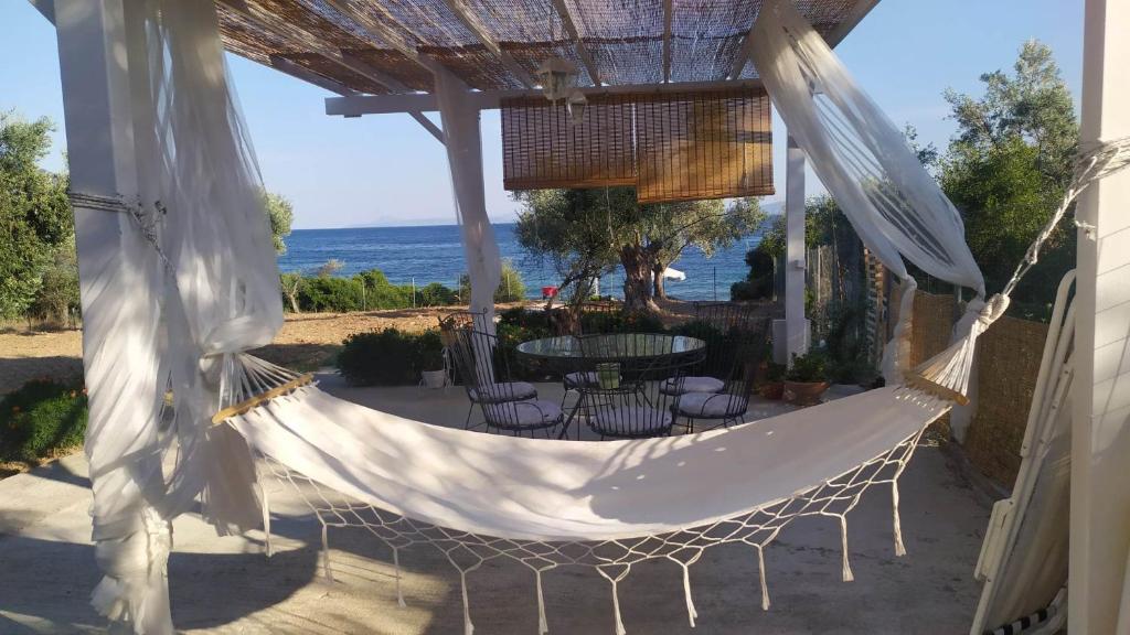 een hangmat op een patio met uitzicht op de oceaan bij Blue Ocean Aidipsos in Edipsos