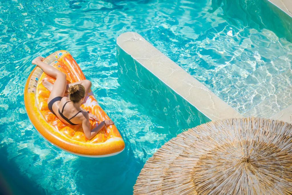 Bazén v ubytování Cabana Blu Hotel & Suites nebo v jeho okolí