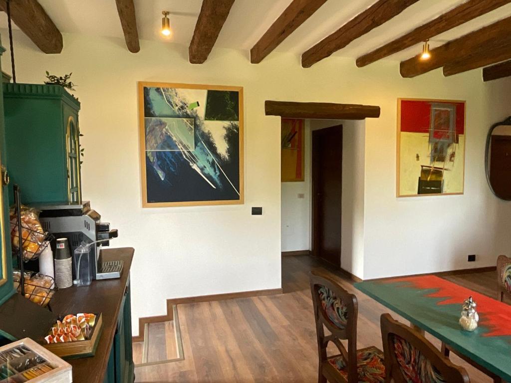 Villa Vicentina的住宿－Ozium，一间带桌子的客厅和一间餐厅