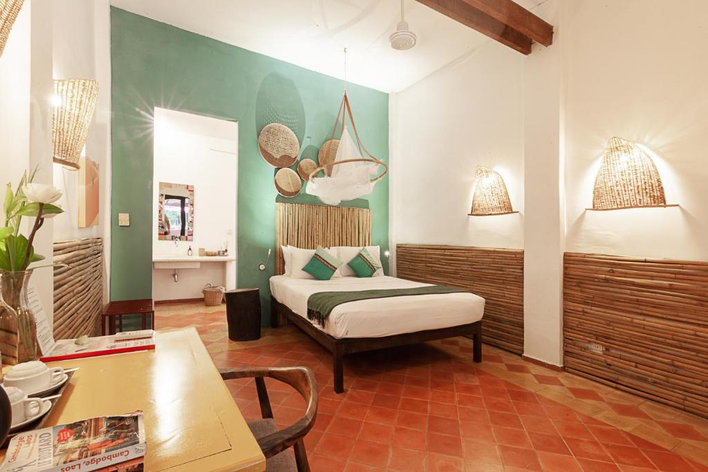 een slaapkamer met een bed en een tafel in een kamer bij Maison 557 in Siem Reap