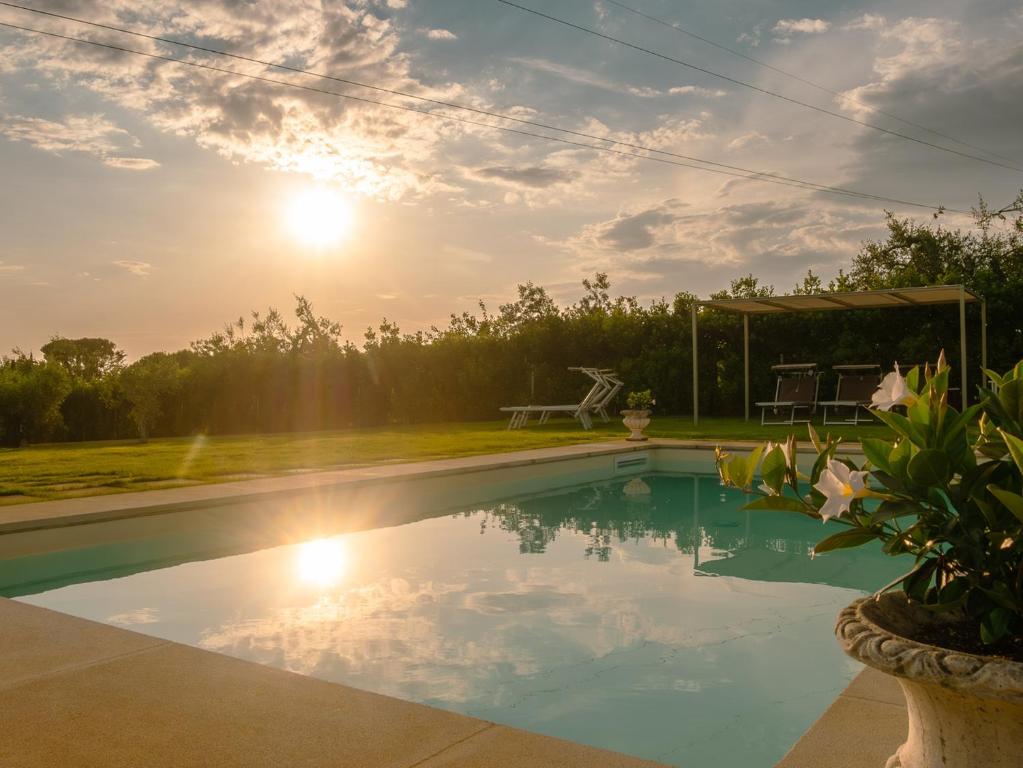 - une piscine dans l'arrière-cour bien exposée dans l'établissement Villa Astra, à Casale Marittimo