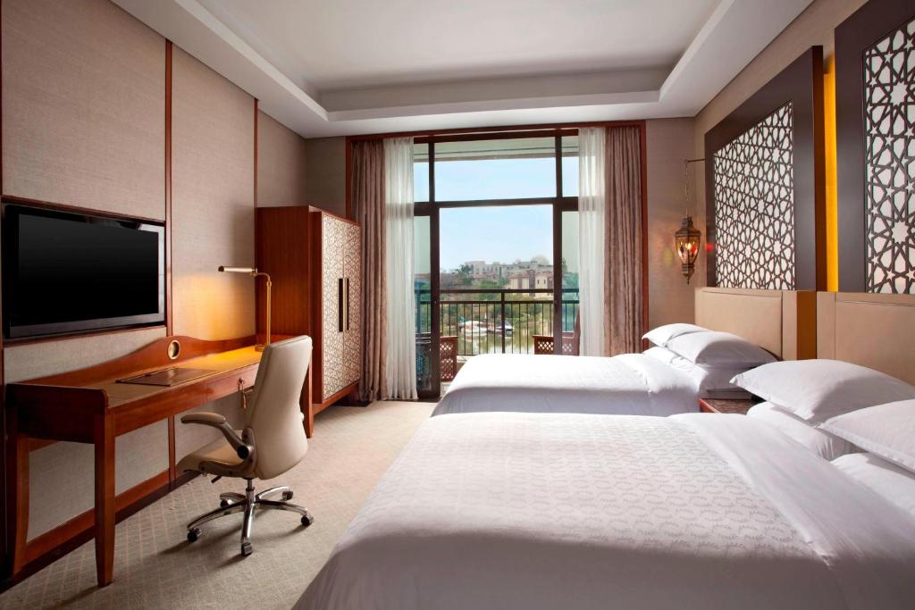 Postel nebo postele na pokoji v ubytování Sheraton Qingyuan Lion Lake Resort