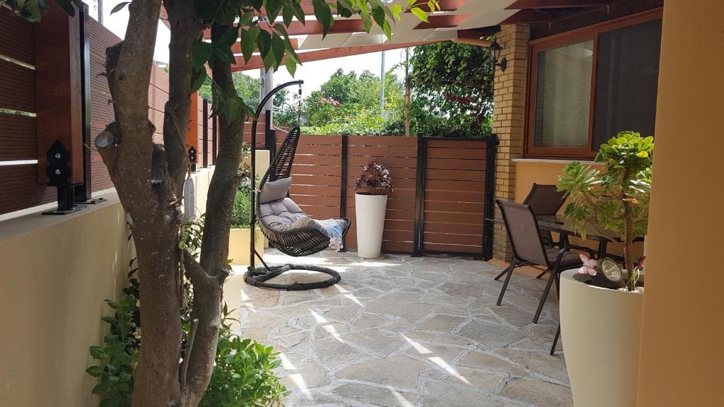 A seating area at ΒeΙΙa