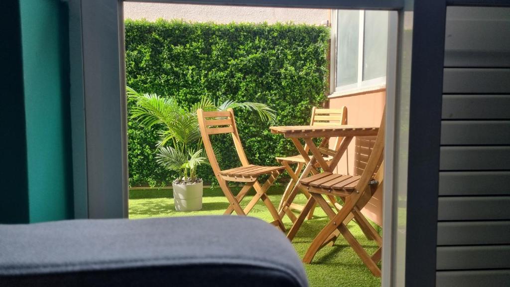 un patio con 2 sillas y una mesa en el balcón en Afonso Galo Guest Apartments III en Almada