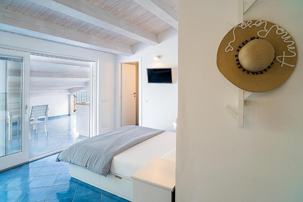 1 dormitorio con cama y espejo en la pared en Racconti dal Mare en Santa Maria di Castellabate