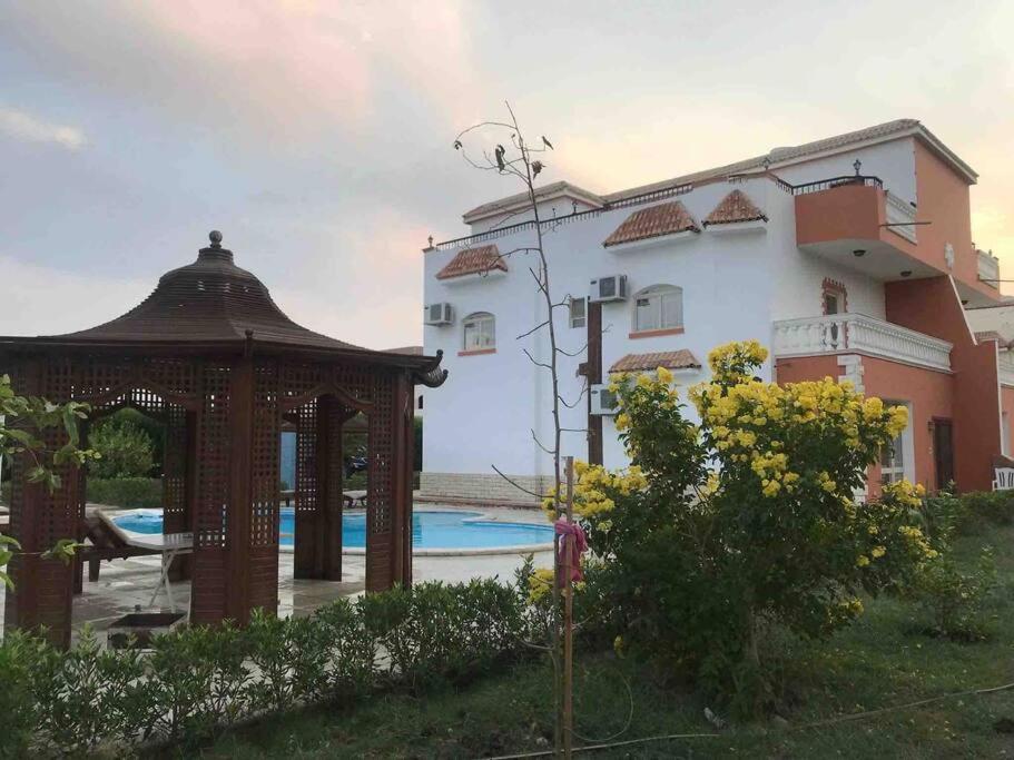 洪加達的住宿－Moubark 6 Villa 1，一座带凉亭和游泳池的建筑