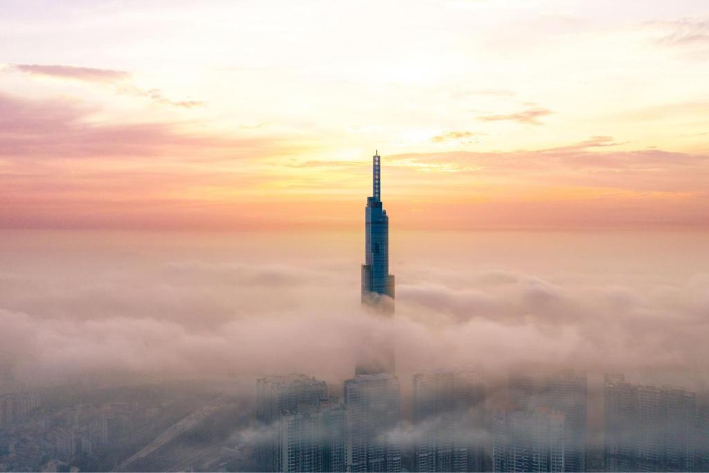 einen Blick auf den Burj Khalifa von oberhalb der Wolken in der Unterkunft Vinpearl Landmark 81, Autograph Collection in Ho-Chi-Minh-Stadt