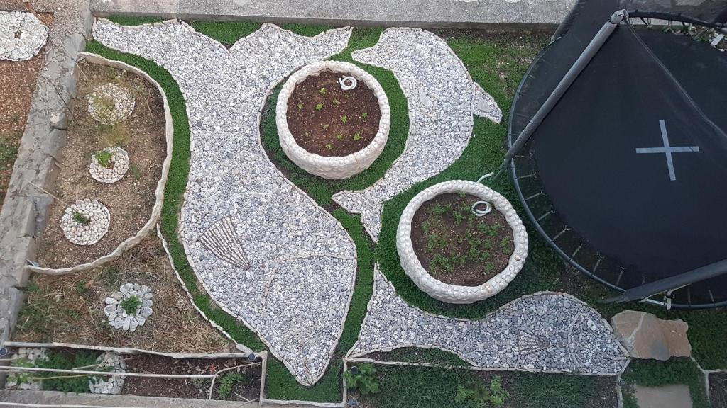 Vonkajšia záhrada v ubytovaní Apartmani LuMa Apartman Marija