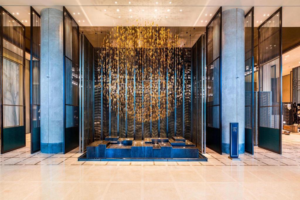 eine Lobby eines Gebäudes mit einem Kronleuchter in der Unterkunft Meixi Lake Hotel, a Luxury Collection Hotel, Changsha in Changsha