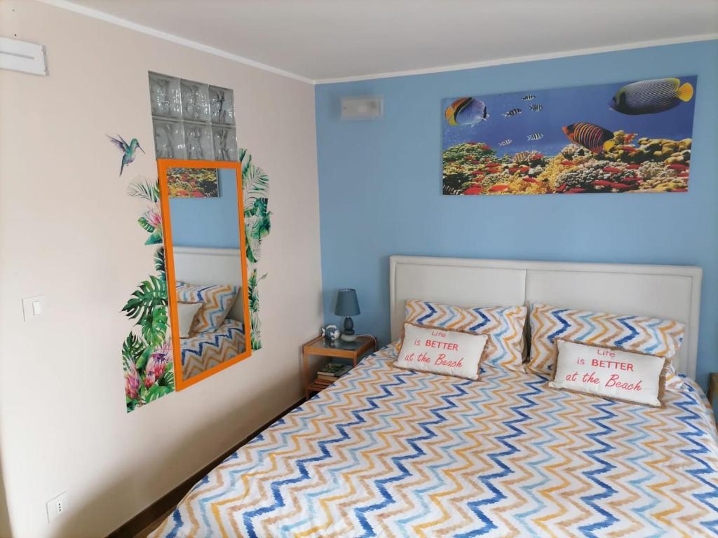 sypialnia z łóżkiem z 2 poduszkami w obiekcie Viky House w Katanii