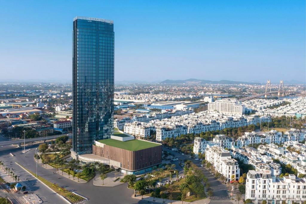 une vue aérienne sur une ville avec un grand bâtiment dans l'établissement Sheraton Hai Phong, à Hai Phong