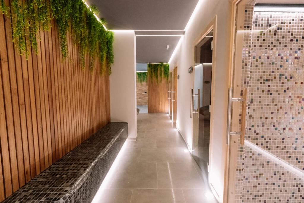 korytarz z roślinami na ścianie w obiekcie ZLATIBOR HIGHLAND w mieście Zlatibor