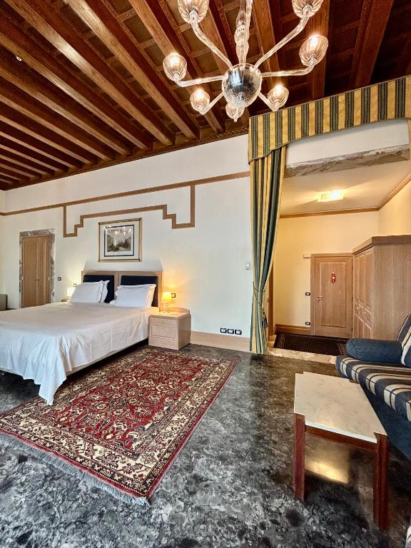Un pat sau paturi într-o cameră la Foscari Palace