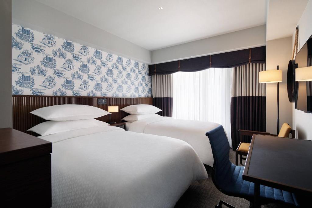 سرير أو أسرّة في غرفة في Four Points by Sheraton Nagoya, Chubu International Airport
