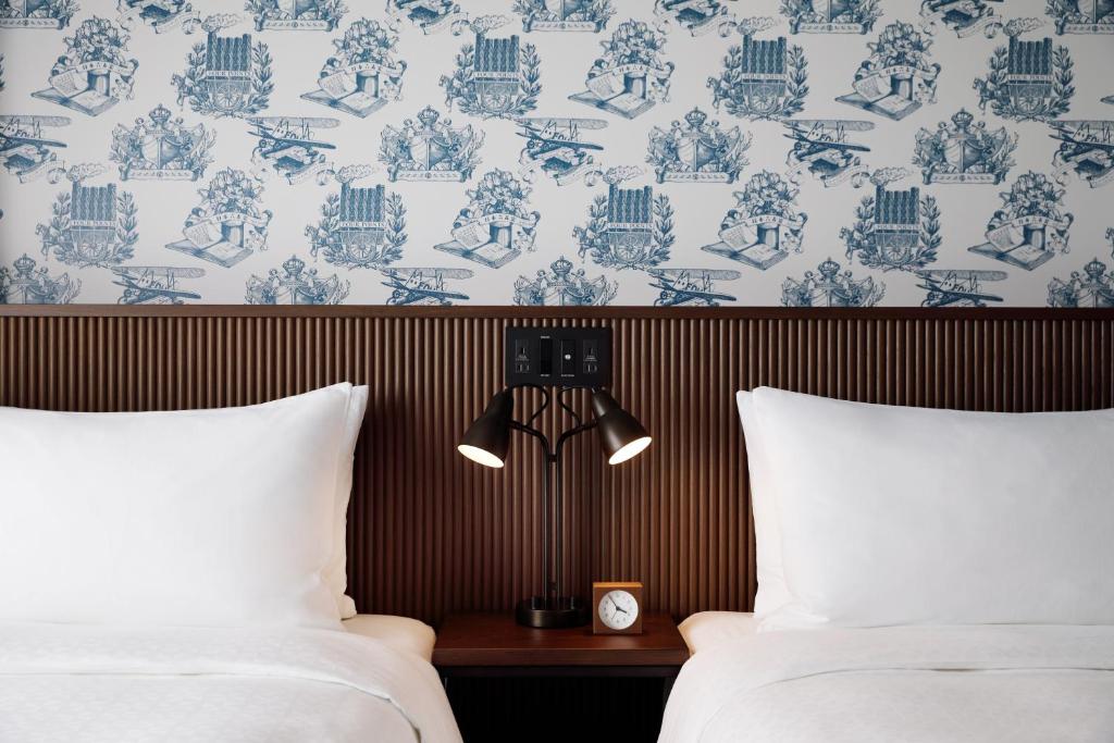 سرير أو أسرّة في غرفة في Four Points by Sheraton Nagoya, Chubu International Airport