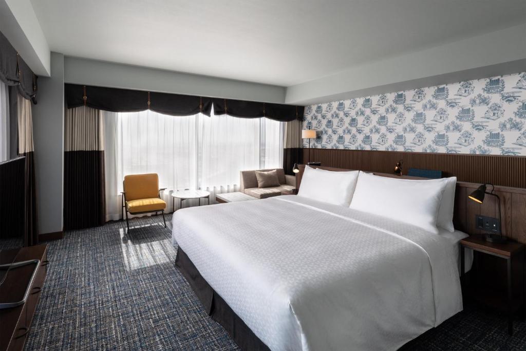 سرير أو أسرّة في غرفة في Four Points by Sheraton Nagoya, Chubu International Airport